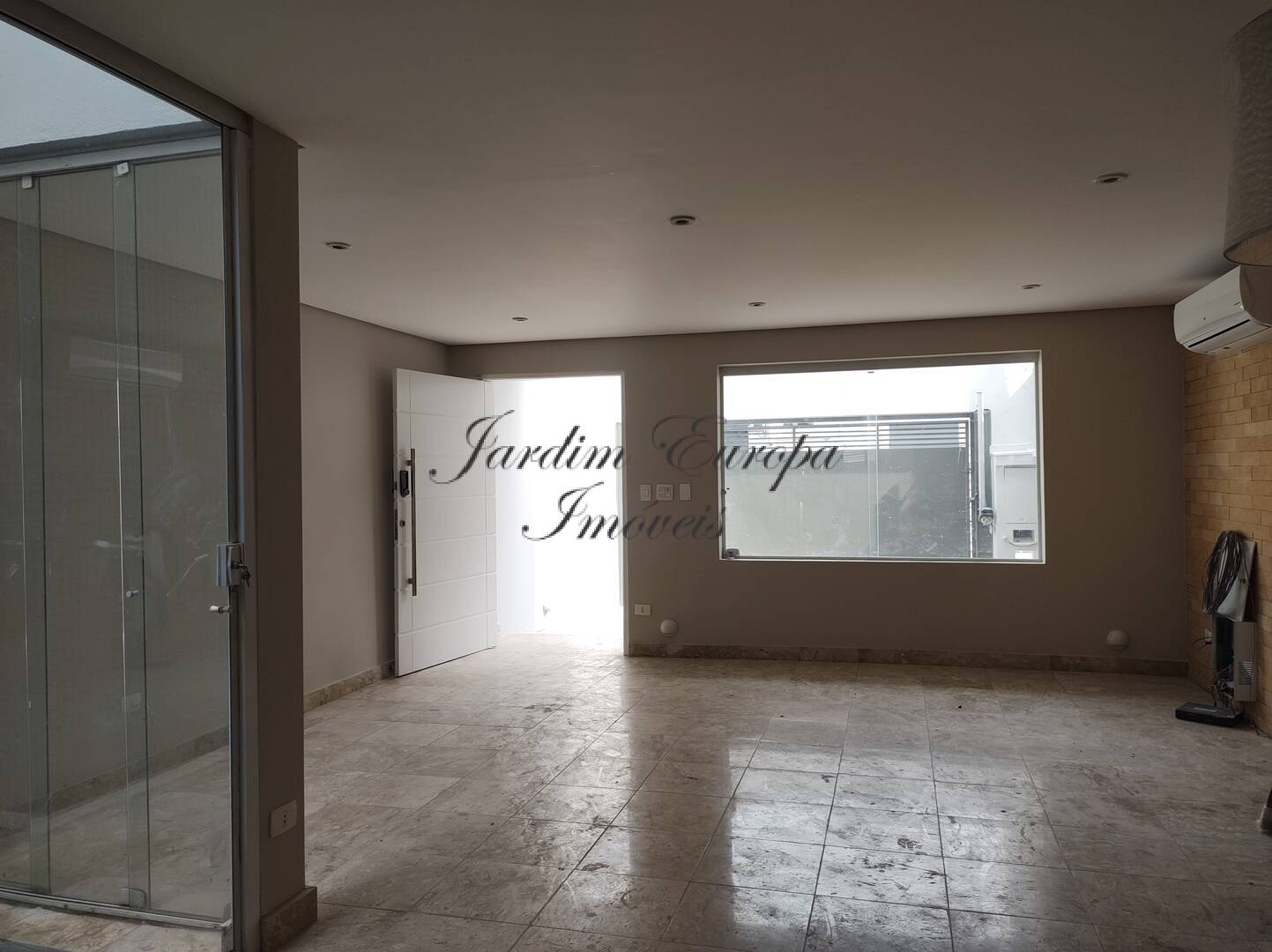 Sobrado à venda e aluguel com 2 quartos, 250m² - Foto 1